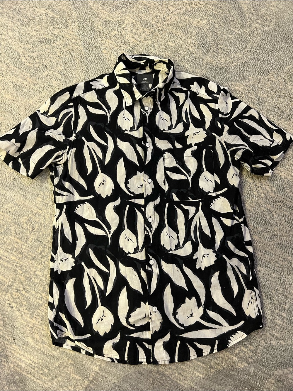 H&M Black & White Floral Short Sleeve Button-Down Shirt